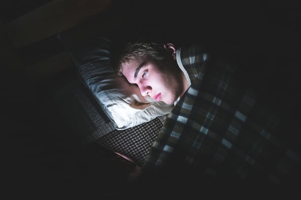 Usuario adicto a las redes con su ciclo de sueño afectado por las redes