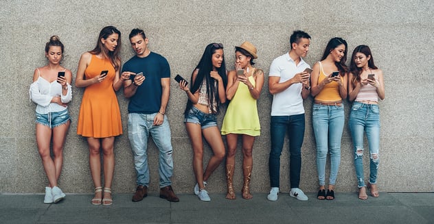 Jóvenes usando redes sociales en el teléfono